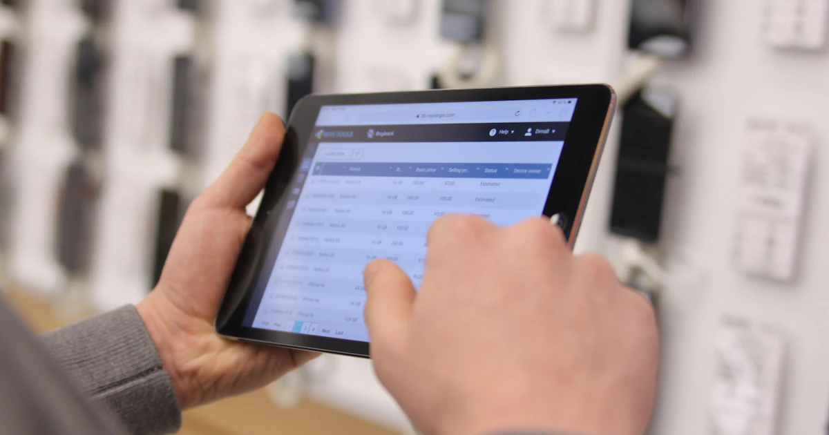 Commessa che utilizza un tablet in negozio per assistere un cliente