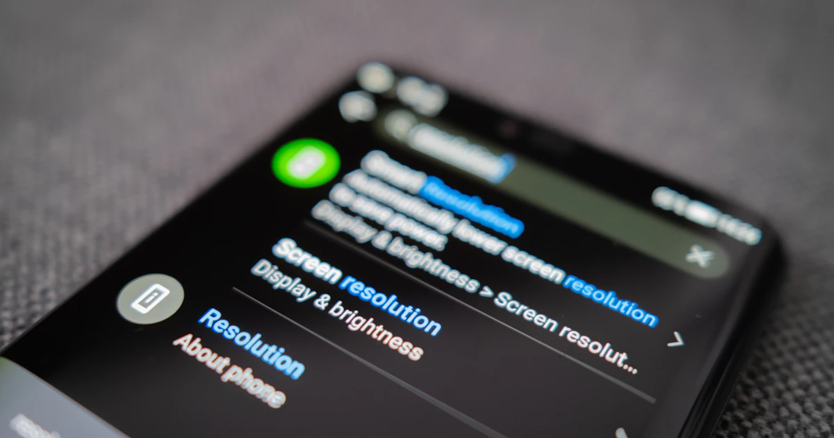 Smartphone con notifiche di messaggistica su superficie grigia