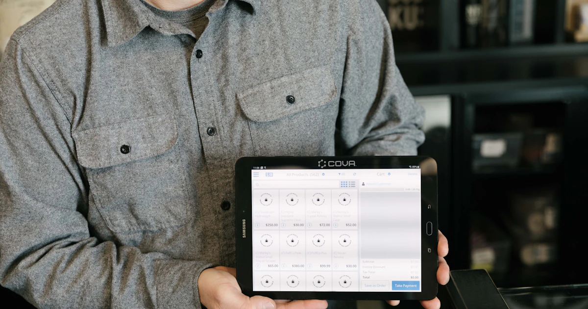 Store Manager con tablet in mano consulta i dati prima dell'apertura