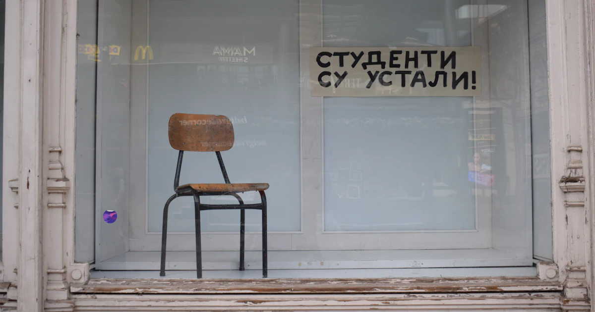 Una poltroncina vuota davanti a una finestra, simbolo del cliente che non torna ma non è ancora andato