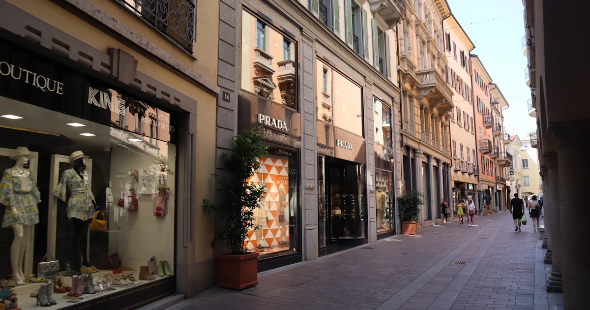 Fila di negozi diversi su una via cittadina