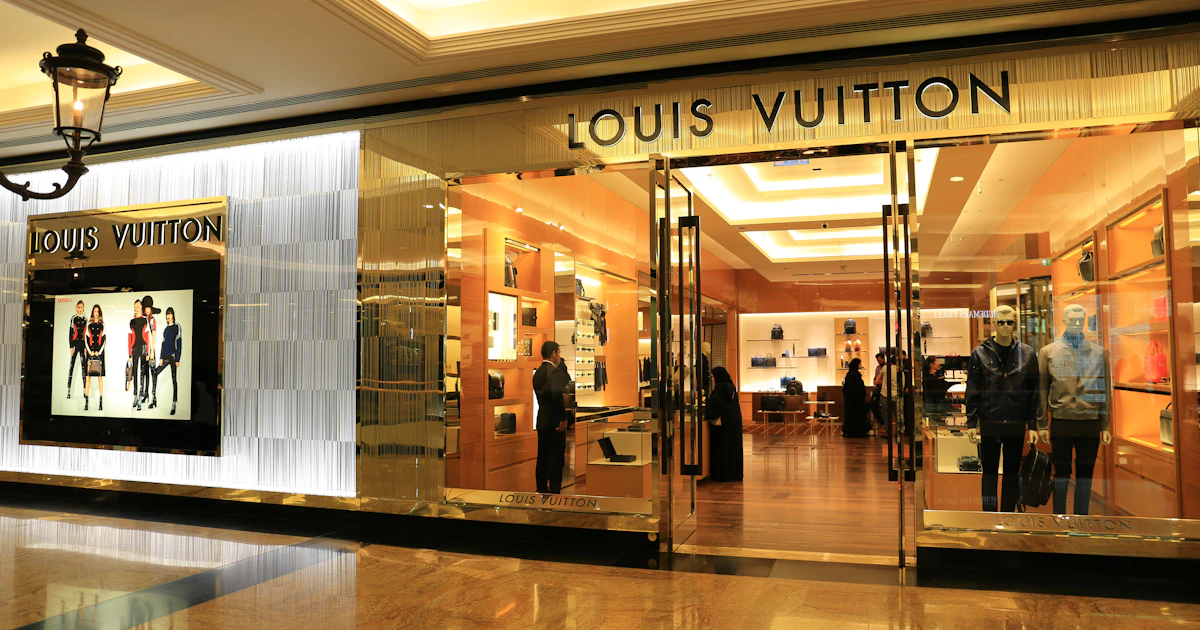 Interno di boutique di lusso con borse esposte su scaffali illuminati