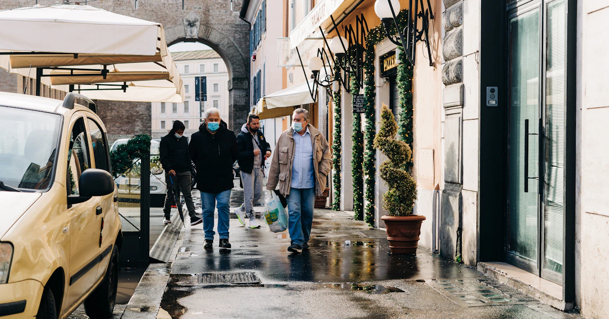 Persone camminano in una via dello shopping affollata, mostrando l'eterogeneità dei contesti urbani in cui ogni PV opera