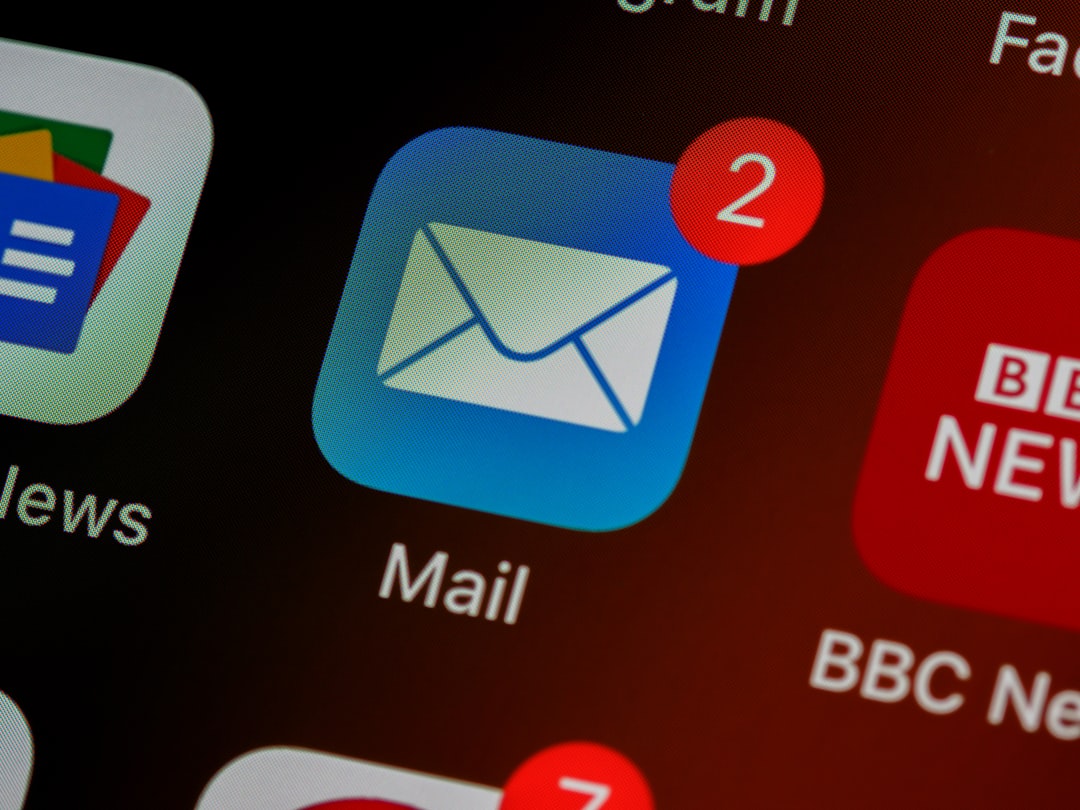 Primo piano dell'icona email su uno smartphone, simbolo delle campagne automatiche