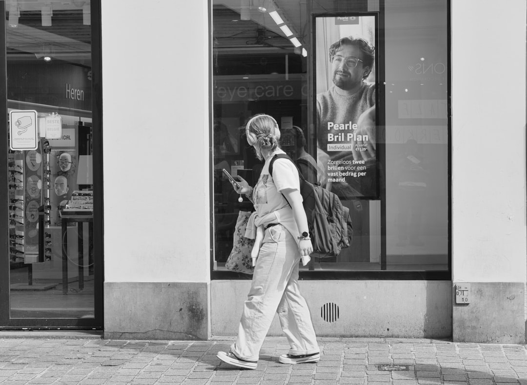 Cliente che cammina davanti alla vetrina di un negozio senza fermarsi