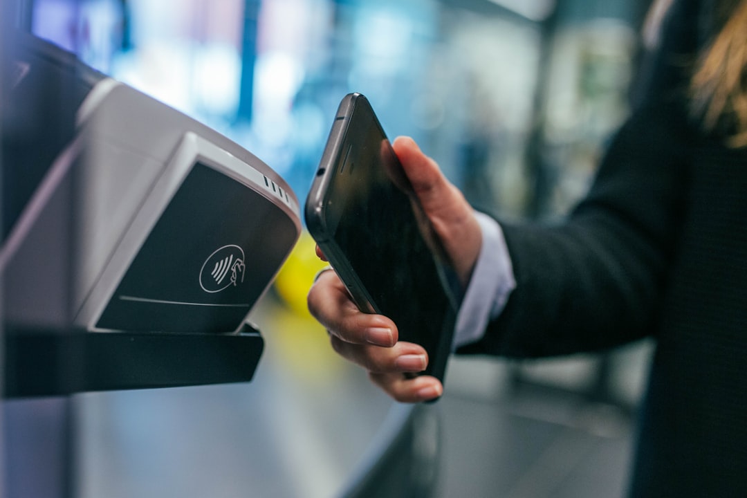 Cliente che paga con lo smartphone al posto della tessera fedeltà fisica