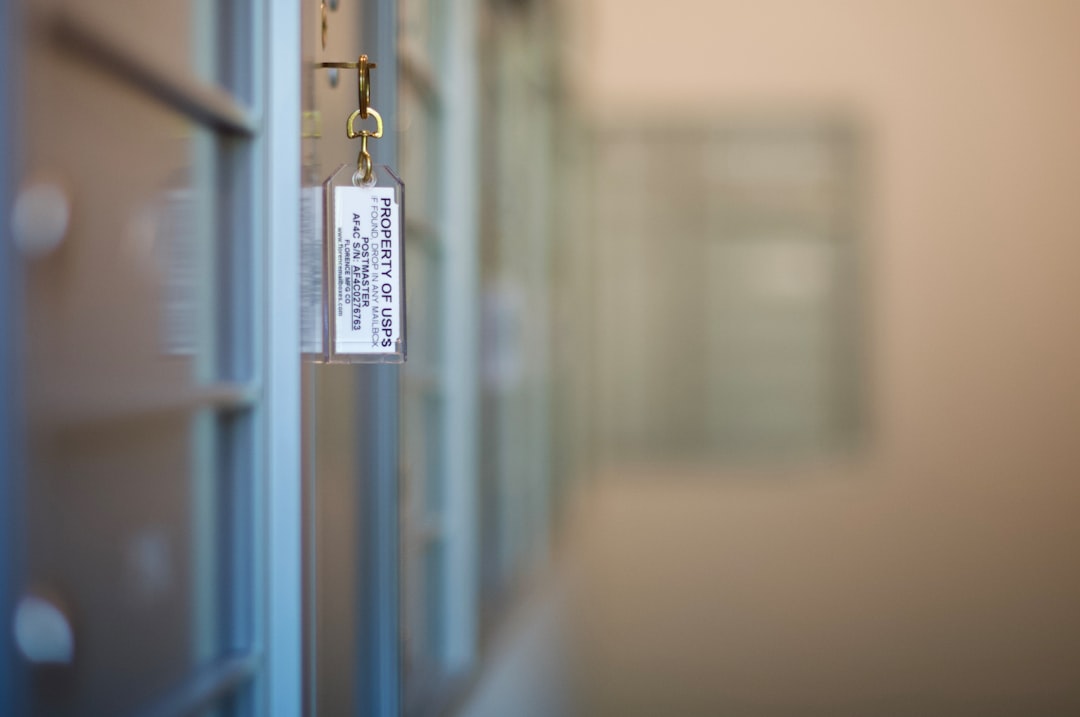 Chiave e lucchetto, simbolo della protezione dei dati dei clienti nel retail