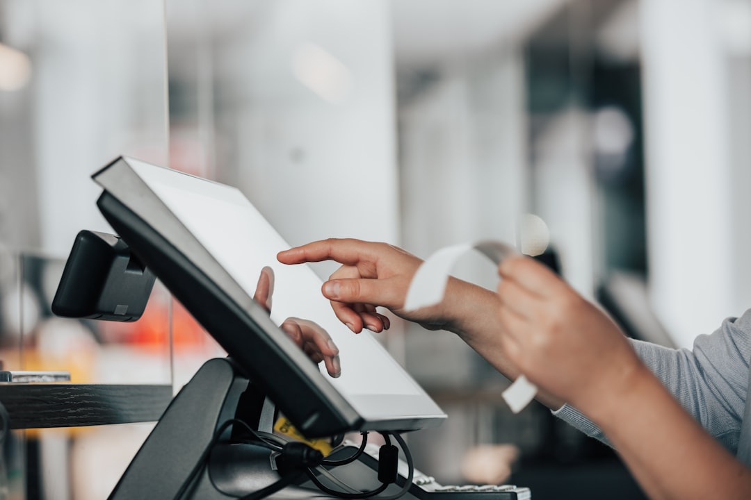 Commessa che utilizza il terminale POS alla cassa del negozio