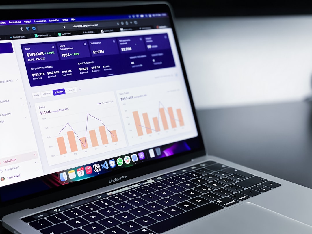 Laptop con dashboard di analisi dati, simbolo della profilazione cliente basata su intelligenza artificiale
