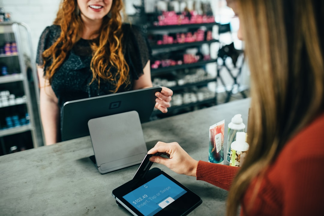 Cliente che mostra la tessera fedeltà del negozio