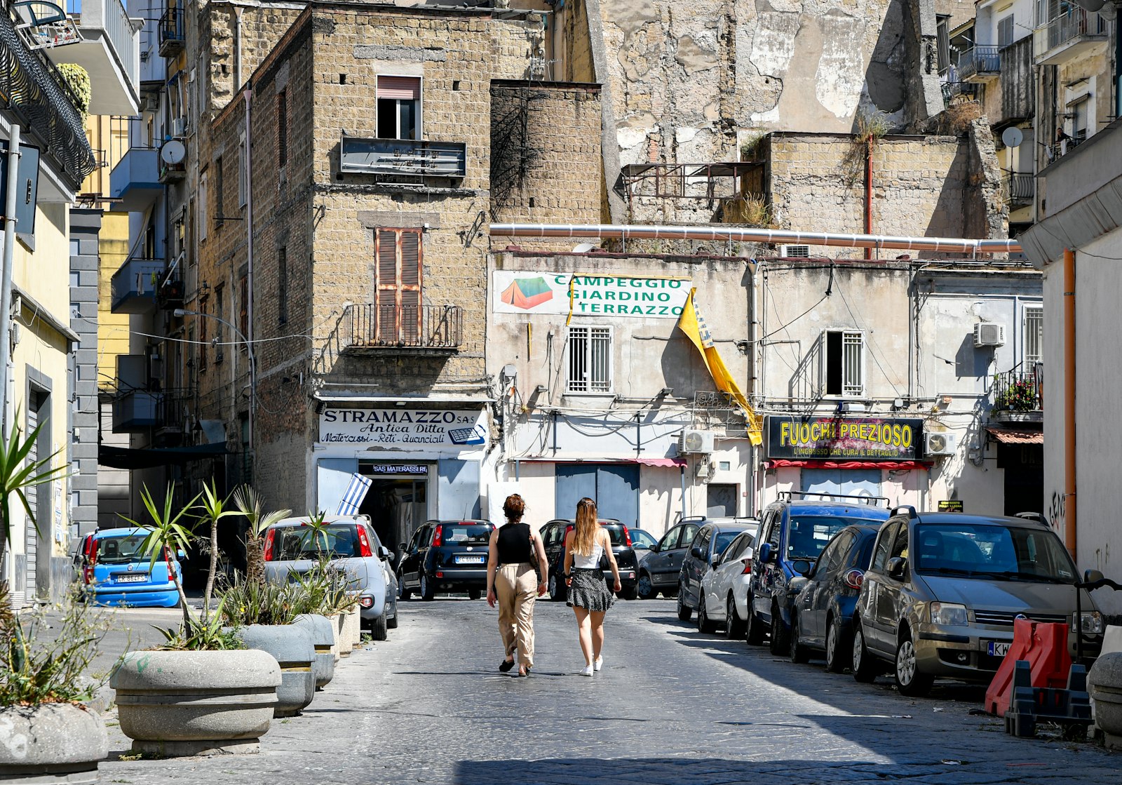 Via dello shopping italiana con negozi in un centro storico