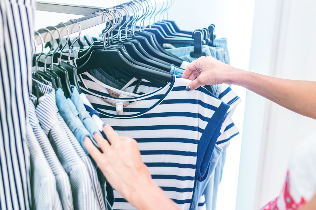 Cliente che sceglie un capo in un negozio di moda, esempio di segmentazione comportamentale nel fashion retail
