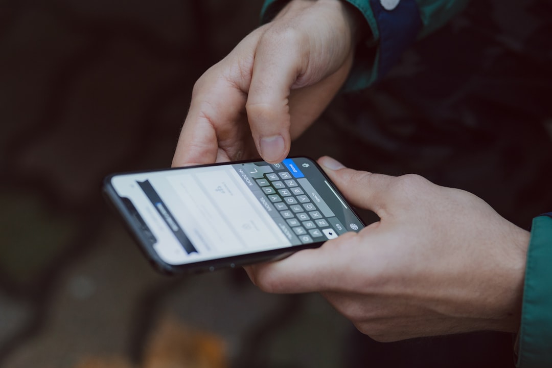 Persona che digita un messaggio sullo smartphone