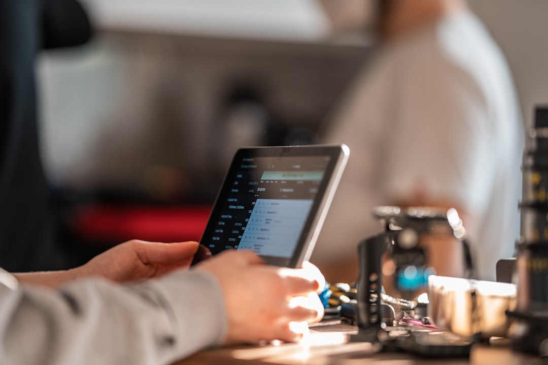 Addetto del negozio che consulta i dati del cliente sullo smartphone